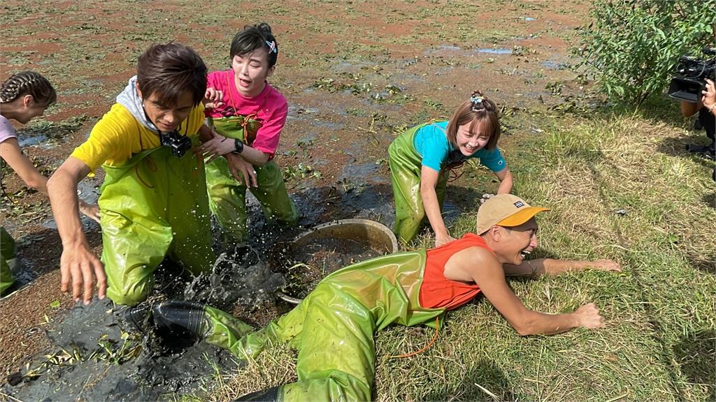 採菱角體驗阿翔意外拉出一條水蛇 浩子嚇到爬行逃命