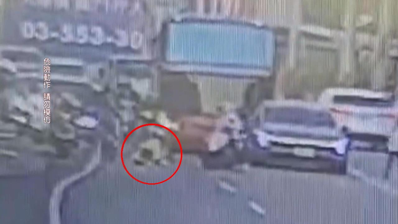 有影／童騎滑步車路上趴趴走　後方駕駛不敢超車塞成一團