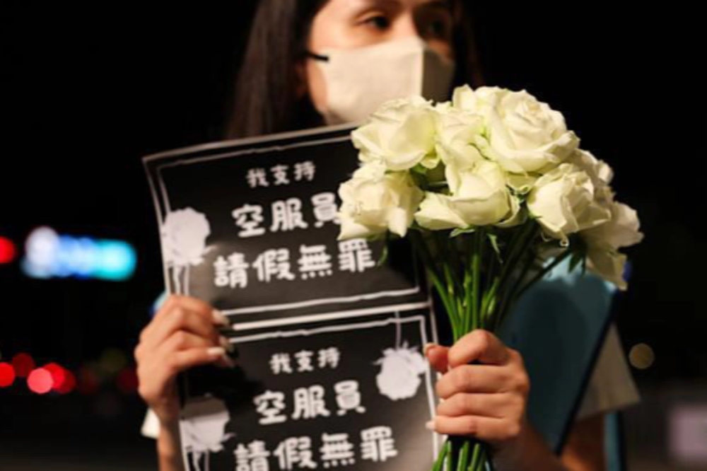 長榮馬拉松爆衝突!工會舉白玫瑰抗議 衝上台怒吼:生命無價、請假無罪