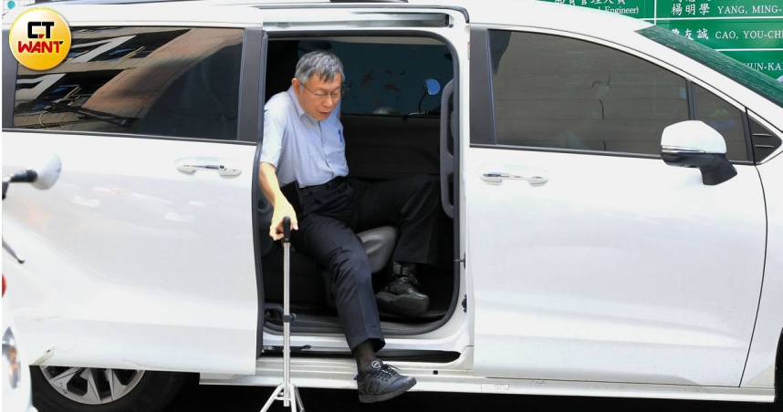 快訊／柯文哲電子腳環換手環　拄拐杖現身喊「沒事」