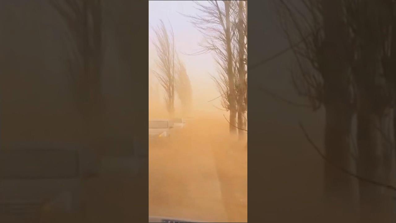 中國華北颳強烈沙塵暴　山西測11級強風「人都被吹跑」