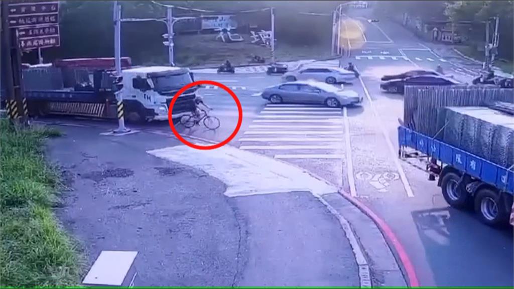 彰化139線驚悚車禍！　71歲自行車騎士遭大貨車輾過命危