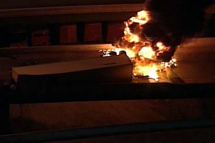 美州際公路火燒車 烈焰衝天宛如電影場景