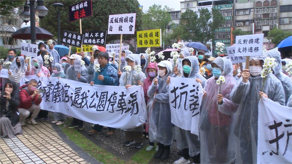 反對板殯擴建！自救會「野菊請願運動」　送上萬份連署書