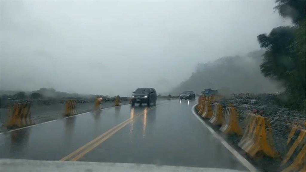 南橫復通第2天　下雨起霧車流大減