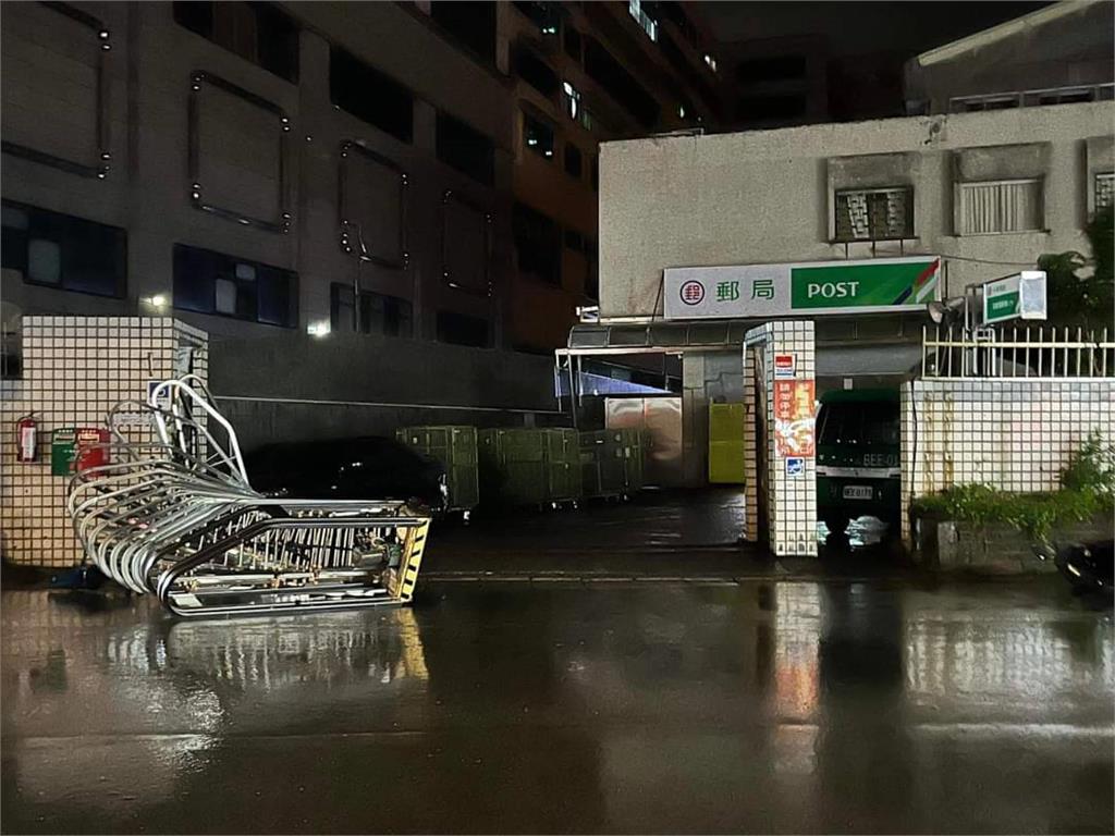 快新聞／康芮遠離雲林以北仍留意強風　深坑郵局鐵柵門被「吹歪」畫面曝
