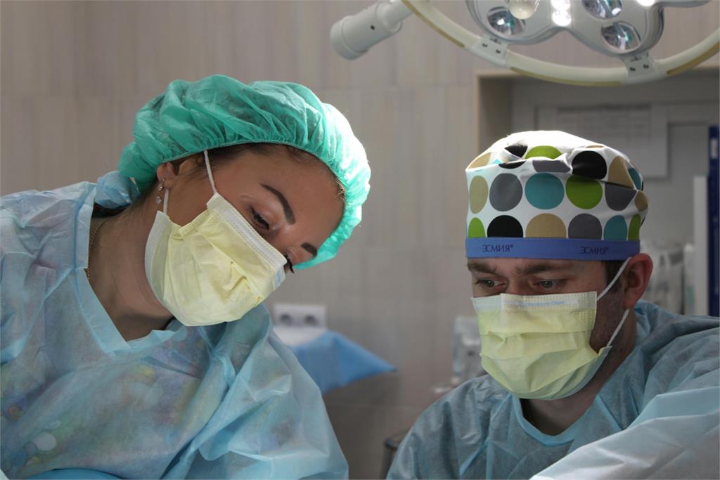 父帶兒看醫生診內「打給老婆」發現帶錯人！醫師「補1句」成功避免家庭危機