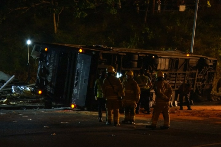香港雙層巴士過彎翻覆 釀19死