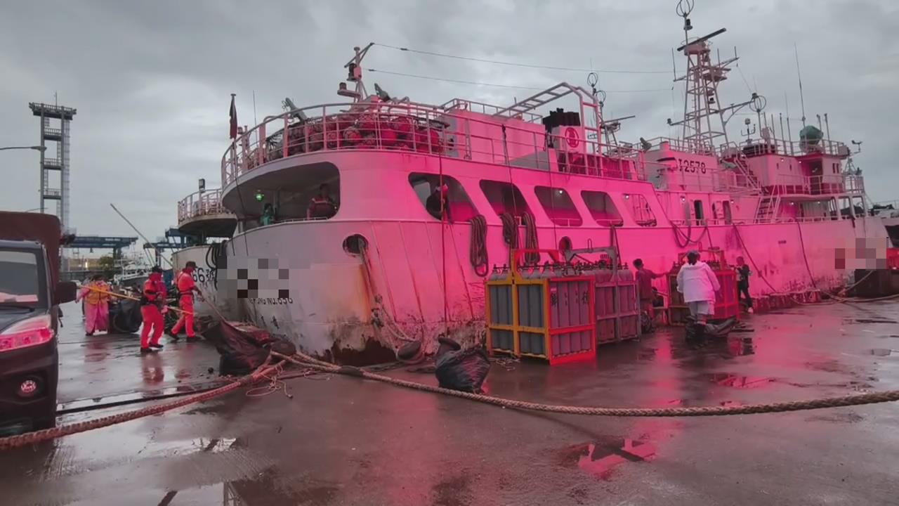 高雄小港漁港爆漁船排廢油! 當事船長：誤觸開關不小心