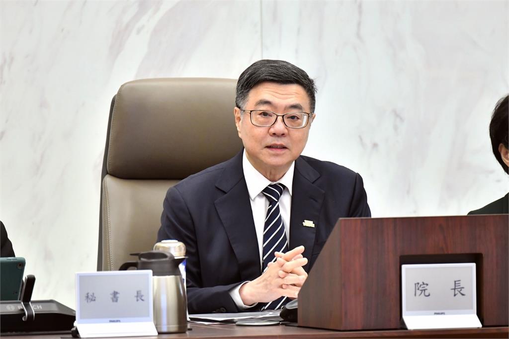快新聞／勇鷹高教機墜海！飛行員跳傘獲救　卓榮泰發聲了