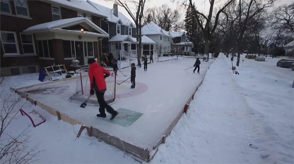 冬季風暴上萬航班延遲取消 加拿大人樂玩冰球