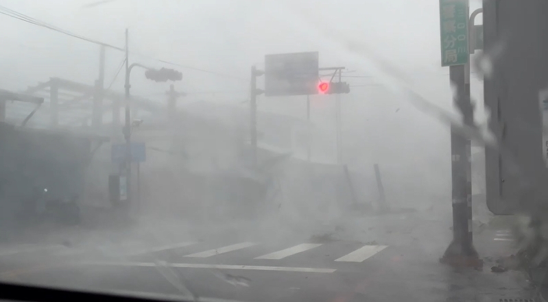 快新聞／強颱康芮來襲「花蓮狂風暴雨」！　工地鐵架倒路面畫面曝光