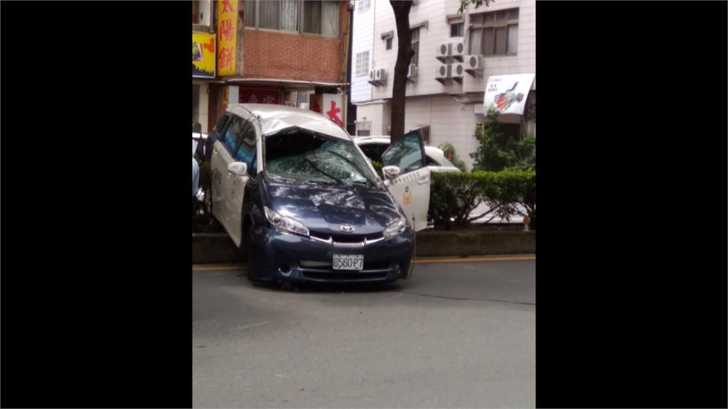 警圍捕慣竊 擦撞民車大翻轉卡分隔島