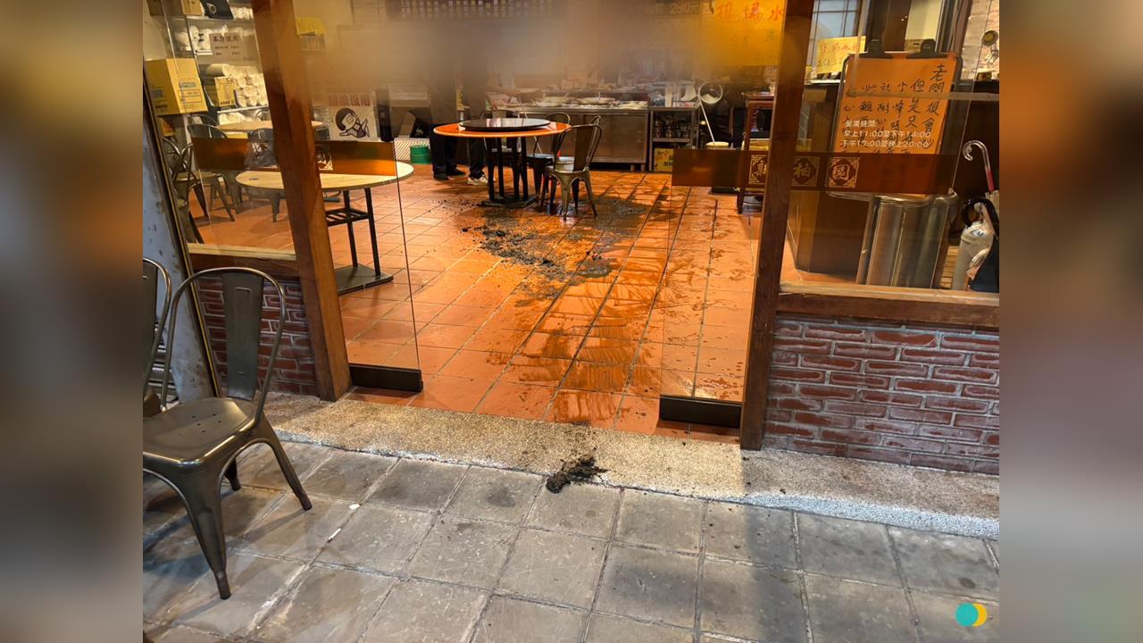快新聞／超噁！鶯歌水餃店「消費糾紛」遭潑泥水　2嫌落網