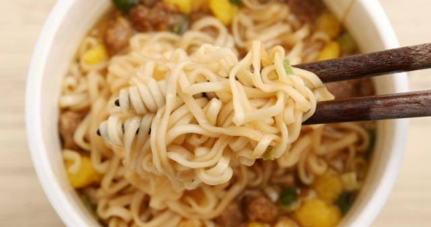 吃泡麵會禿頭？營養師破解迷思　揭4大地雷：傷腎傷血管
