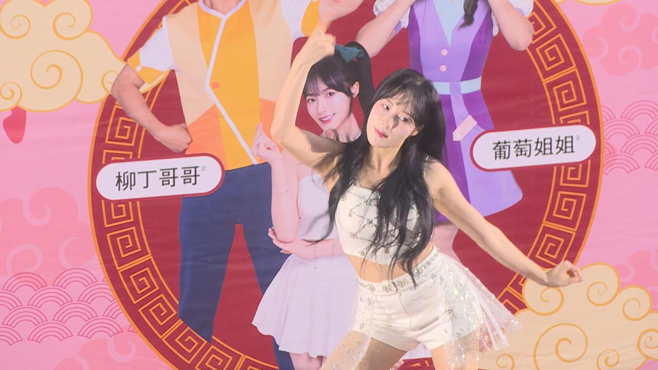 高雄火車站活力滿滿！　韓國啦啦隊女神Mingo現身打氣