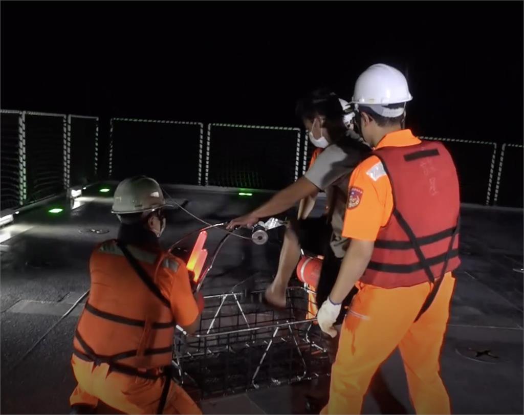 快新聞／印尼漁工身體不適疑中風　桃園艦與海鷗直升機「海空接力」協助送醫