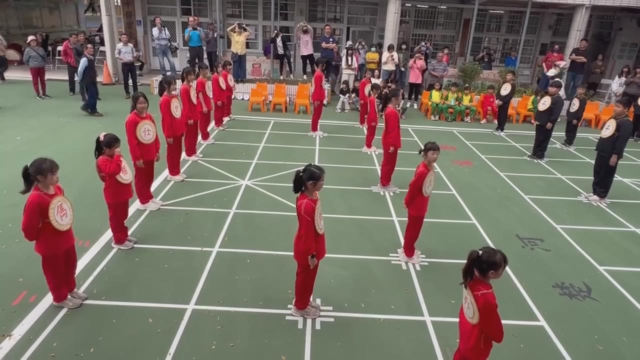 雲林古坑棋盤村辦象棋公開賽　小學生化身「象棋」為比賽暖身