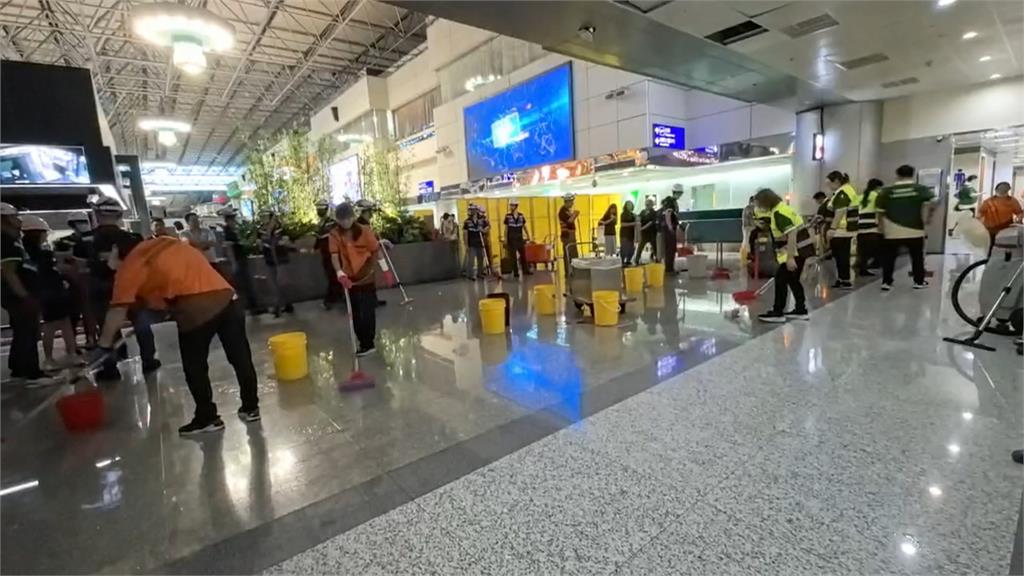桃園午後強降雨狂炸　桃機二航廈大廳驚見「水濂洞」