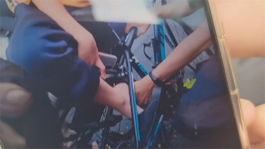 腳卡腳踏車縫！11歲男童痛到狂慘叫　警消到場急救援