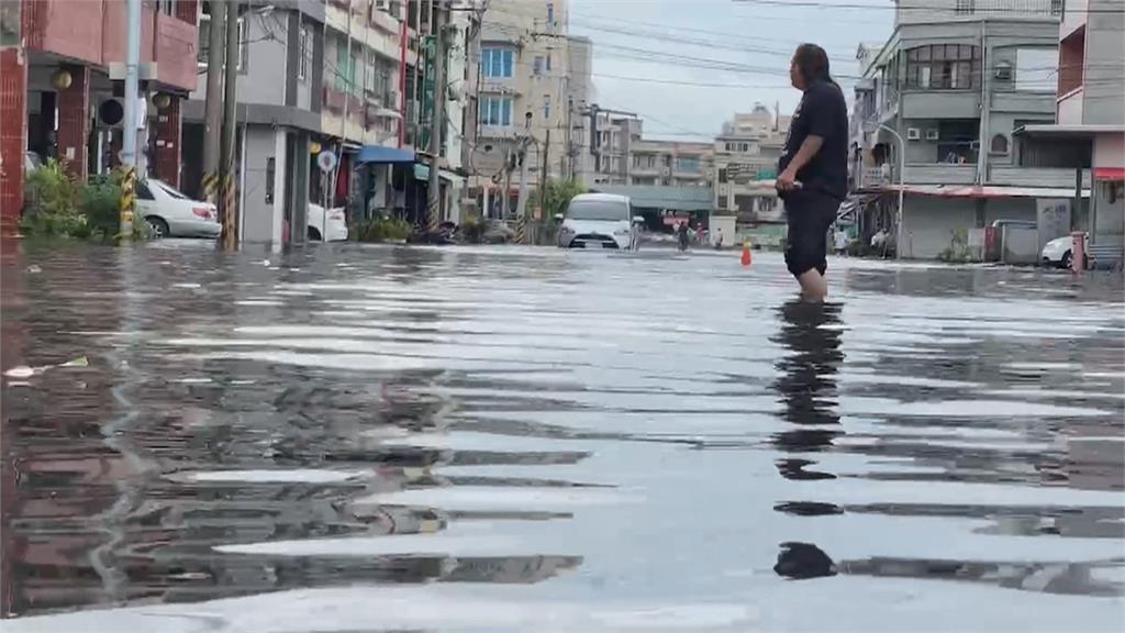海水倒灌！東港又變水鄉澤國　民宅淹水！居民：歷年來最嚴重