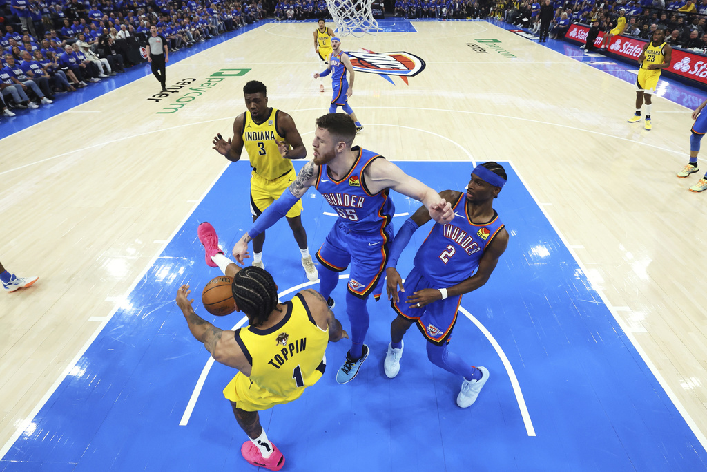 NBA總冠軍賽(影)／地板太素挨批？雷霆溜馬爭首冠　網：球場應該印上金盃