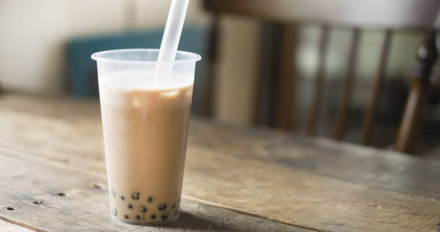 老闆說了要聽！飲料店員下班前大方「加料免費送」　一個月後反轉吞負評：再不敢了