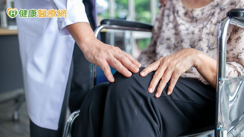 9旬嬤癌後苦陷淋巴水腫　微創治療助她甩象腿重拾行動力