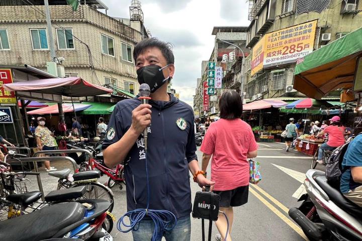 快新聞／助理宣傳同意罷免遭不明人士開車輾腳！　洪健益嘆：民主的路不易