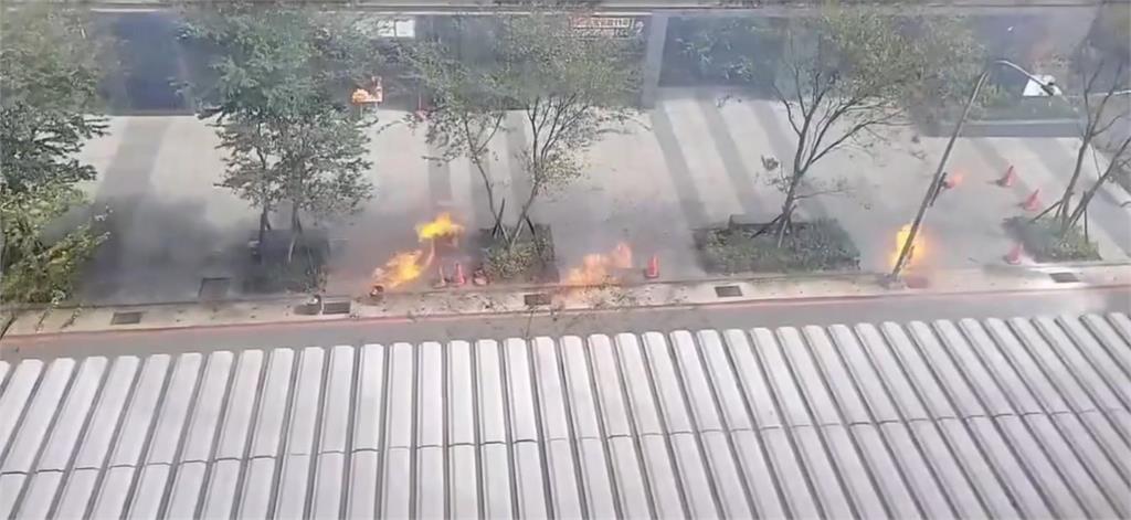 快新聞／桃園水溝蓋不明原因起火！　驚悚畫面曝光