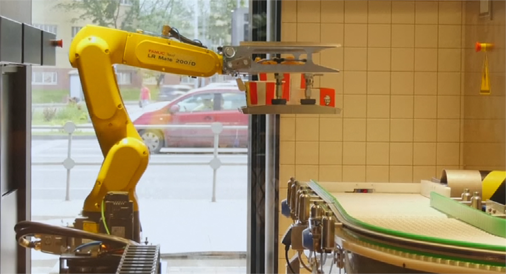 俄推自動化速食店 港餐廳機器人做菜