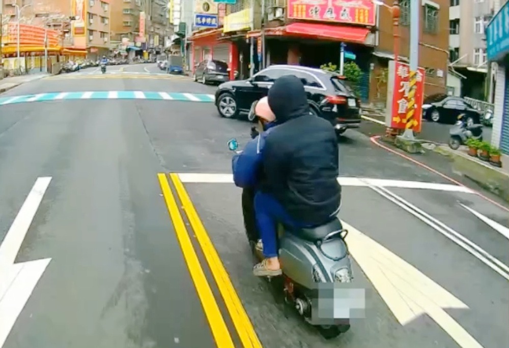 未戴安全帽拒檢逃逸　土城警尾隨追緝查獲喪屍煙彈