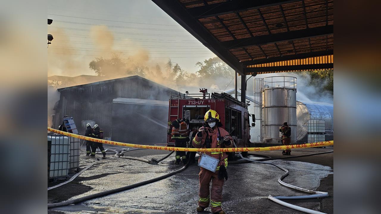 最新/三峽化工廠大火濃煙遮天 消防局籲居民緊閉門窗戴口罩