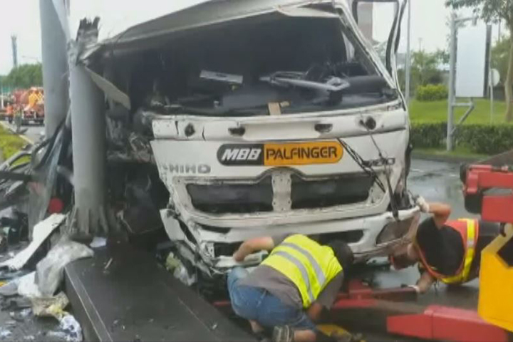 國道意外！貨車失控衝撞對向水泥車
