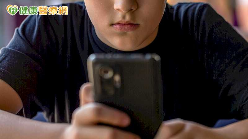 把AI當「心事顧問」？研究調查近4萬學生：使用者情緒困擾較明顯