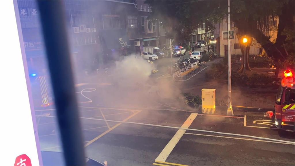 女子車開到一半怪怪的！　開往維修廠突火燒車