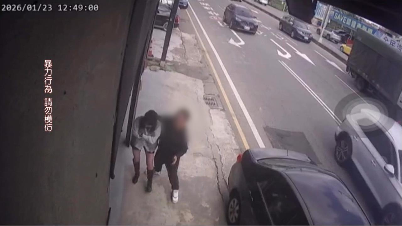 中古車買賣糾紛？2惡煞當街毆打女店員　持球棒狂砸百萬名車