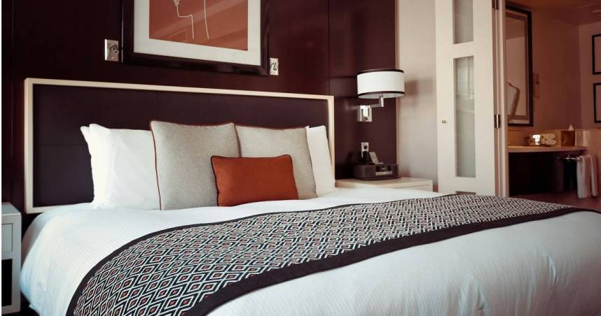 定期洗枕頭套沒用！醫揭「床上1物」是細菌溫床　睡覺狂吸塵蟎排泄物