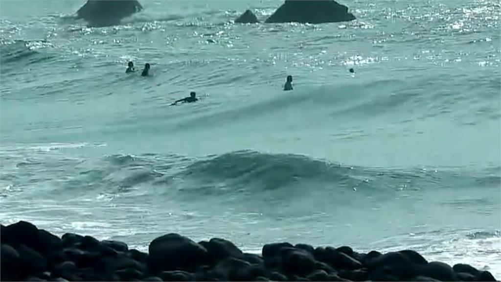 南澳「神秘沙灘」大浪一波波　衝浪已觸法