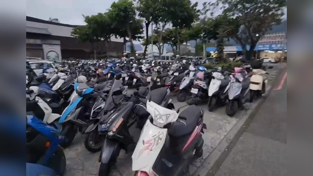 大學生連假趕搭車　知本火車站現機車違停亂象