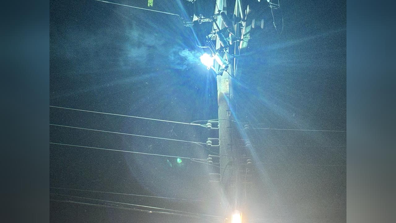 台東東64線電線桿冒火花　台電緊急斷電搶修　嘉蘭村停電