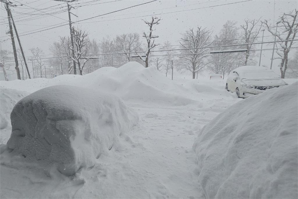 【有片】北海道札幌創下單月最高積雪量　列車停駛7千人露宿機場