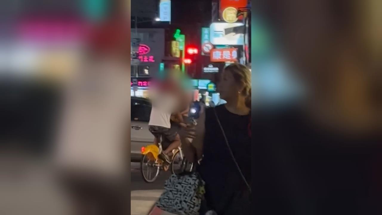 扯！坐YouBike面板雙載　民眾：互看對方才浪漫