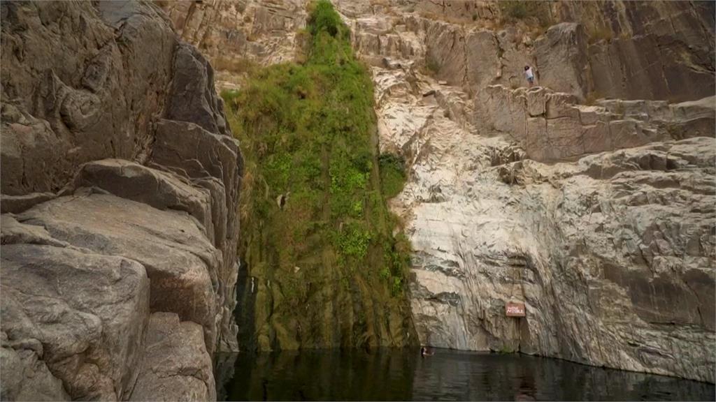 沙烏地國土近半成皆為沙漠　極限好手尋秘境湖泊懸崖跳水