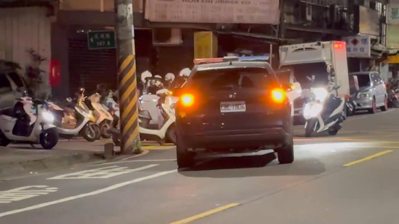 蘆洲警忙翻！同一地2刑案　揪3男2女車藏槍毒「開毒趴」