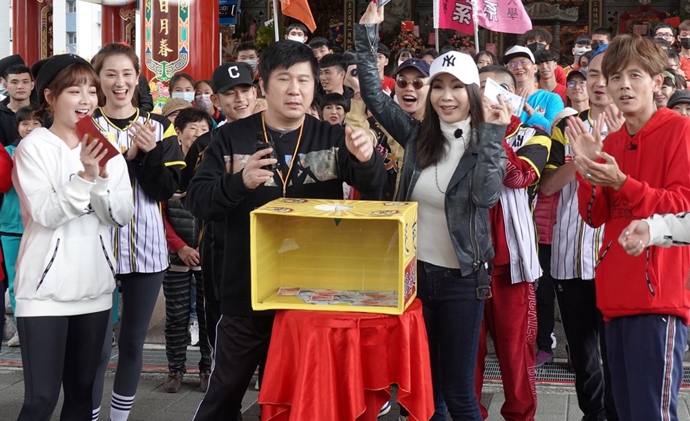 《綜藝大集合》出外景啦！「最美歐巴桑」陳美鳳乘轎登場　一起闖關搶獎金