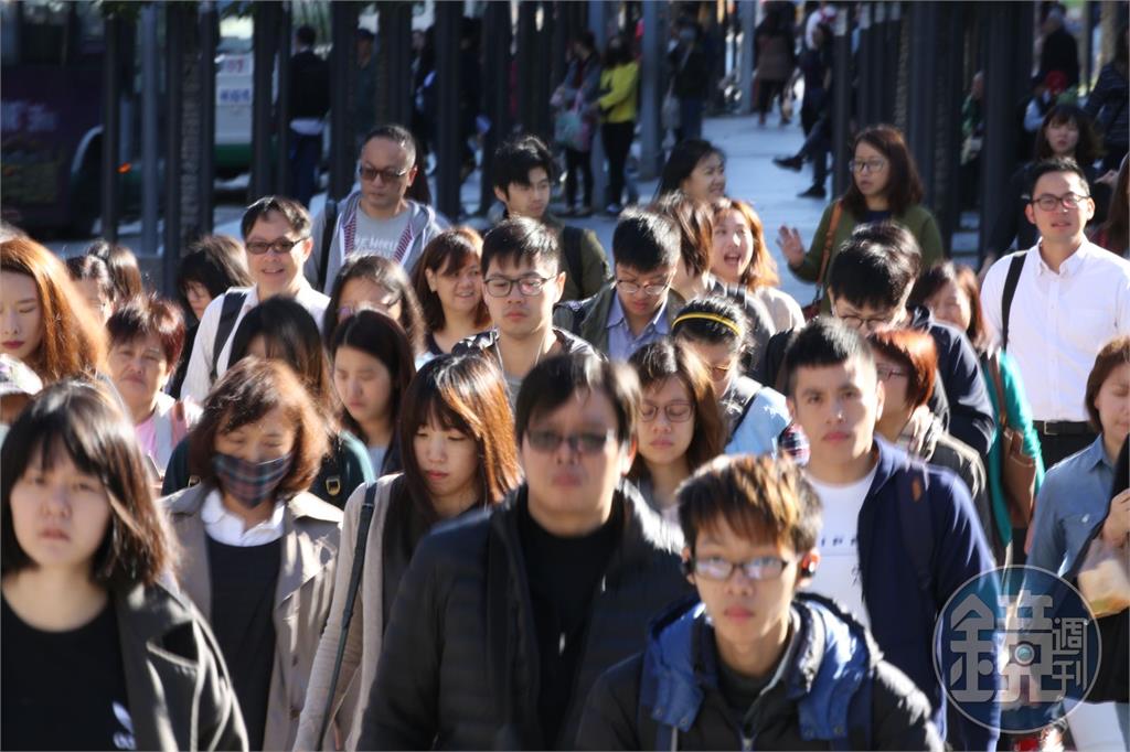 2024社會新鮮人起薪平均37K　勞動部統計18.7%領最低工資