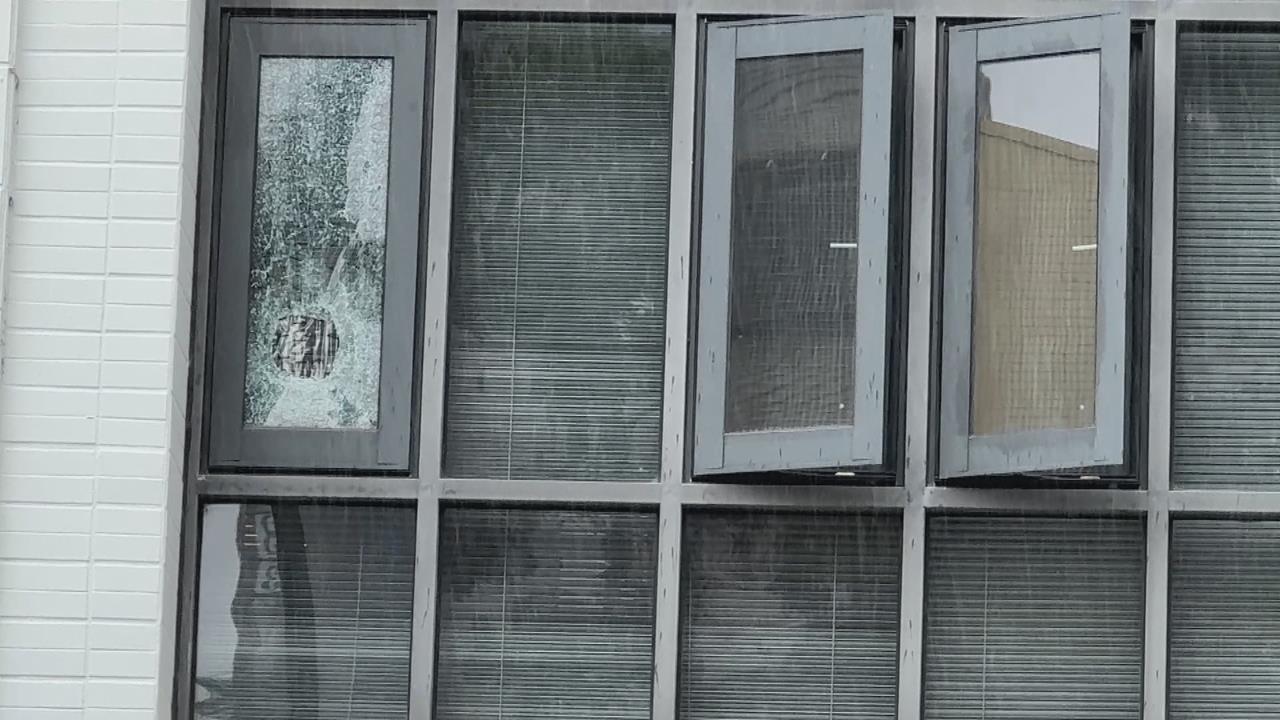 絕命終結站? 天外飛來"皮帶輪"砸破窗 屋主在家嚇壞