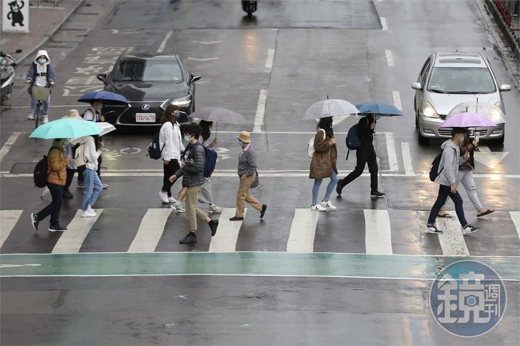 收假日北部、東半部地區降溫降雨　開工日強烈冷氣團來襲轉乾冷