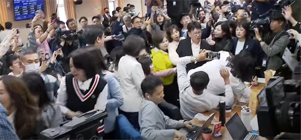 快新聞／為選罷法爆衝突！綠營女立委團團包圍林思銘　王美惠疑遭出手推倒